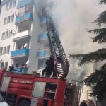 Apartmanda çıkan yangın paniğe neden oldu